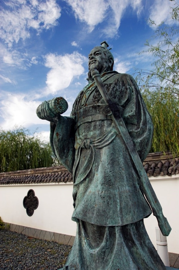 estatua de Sun Tzu, autor de El Arte de la Estrategia