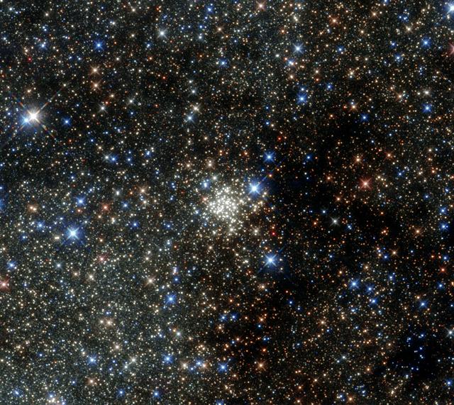 Arches cluster es la región con masdensidad de estrellas en la galaxia Via Lactea